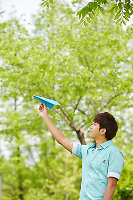 포토 JPG 주간 나무 식물 학생 공원 남자 여유 남학생 대학생 휴식 한명 들기 사람 상반신 20대 성인 야외 옆모습 아웃포커스 캐주얼 청춘 캠퍼스라이프 한국인 종이비행기 성인남자한명만 국내포토 자연요소 1 라이프스타일 옷 공공시설 감정 뷰포인트 컨셉 모션 촬영기법 동양인 청년 종이접기 남자한명만 성인남자만 파일형식