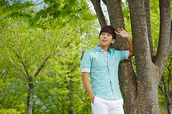 포토 JPG 주간 나무 식물 학생 응시 공원 남자 여유 남학생 대학생 휴식 한명 미소 웃음 사람 상반신 20대 성인 야외 앞모습 아웃포커스 캐주얼 청춘 캠퍼스라이프 한국인 성인남자한명만 국내포토 자연요소 1 라이프스타일 시선 옷 공공시설 감정 뷰포인트 컨셉 촬영기법 표정 동양인 청년 남자한명만 성인남자만 파일형식