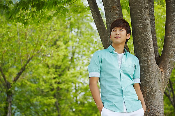 포토 JPG 주간 나무 식물 학생 응시 공원 남자 여유 남학생 대학생 휴식 한명 미소 웃음 사람 상반신 20대 성인 야외 앞모습 아웃포커스 캐주얼 청춘 캠퍼스라이프 한국인 성인남자한명만 국내포토 자연요소 1 라이프스타일 시선 옷 공공시설 감정 뷰포인트 컨셉 촬영기법 표정 동양인 청년 남자한명만 성인남자만 파일형식