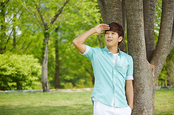 포토 JPG 주간 나무 식물 학생 응시 공원 남자 여유 남학생 대학생 휴식 한명 미소 웃음 사람 손짓 상반신 20대 성인 야외 앞모습 아웃포커스 캐주얼 청춘 캠퍼스라이프 한국인 성인남자한명만 국내포토 자연요소 1 라이프스타일 시선 옷 공공시설 감정 뷰포인트 컨셉 모션 촬영기법 표정 동양인 청년 남자한명만 성인남자만 파일형식