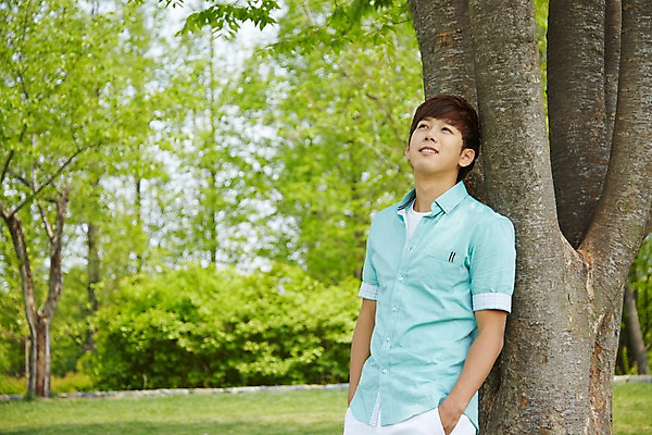 포토 JPG 주간 나무 식물 학생 응시 공원 남자 여유 남학생 대학생 휴식 한명 미소 웃음 사람 상반신 20대 성인 야외 아웃포커스 캐주얼 청춘 캠퍼스라이프 한국인 성인남자한명만 국내포토 자연요소 1 라이프스타일 시선 옷 공공시설 감정 컨셉 촬영기법 표정 동양인 청년 남자한명만 성인남자만 파일형식