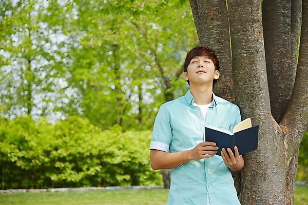 포토 JPG 주간 나무 식물 학생 공원 남자 여유 남학생 대학생 휴식 한명 들기 사람 상반신 20대 성인 야외 앞모습 아웃포커스 책 캐주얼 청춘 독서 눈감음 캠퍼스라이프 한국인 성인남자한명만 국내포토 자연요소 1 라이프스타일 옷 공공시설 감정 뷰포인트 컨셉 모션 촬영기법 동양인 청년 남자한명만 성인남자만 파일형식