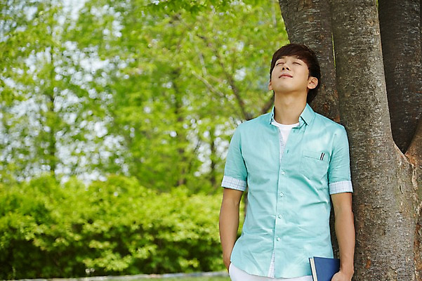 포토 JPG 주간 나무 식물 학생 공원 남자 여유 남학생 대학생 휴식 한명 들기 사람 상반신 20대 성인 야외 앞모습 아웃포커스 책 캐주얼 청춘 눈감음 캠퍼스라이프 한국인 성인남자한명만 국내포토 자연요소 1 라이프스타일 옷 공공시설 감정 뷰포인트 컨셉 모션 촬영기법 동양인 청년 남자한명만 성인남자만 파일형식