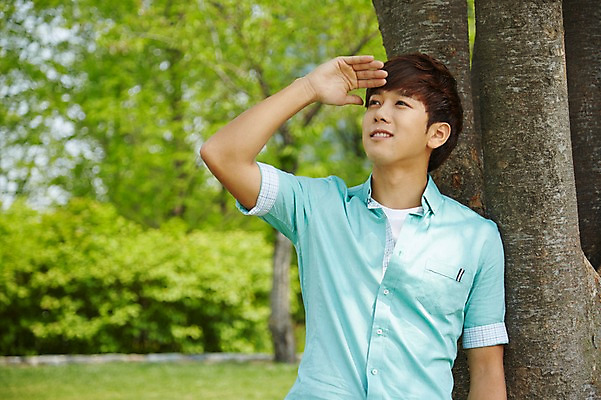 포토 JPG 주간 나무 식물 학생 응시 공원 남자 여유 남학생 대학생 휴식 한명 미소 웃음 사람 손짓 상반신 20대 성인 야외 앞모습 아웃포커스 캐주얼 청춘 캠퍼스라이프 한국인 성인남자한명만 국내포토 자연요소 1 라이프스타일 시선 옷 공공시설 감정 뷰포인트 컨셉 모션 촬영기법 표정 동양인 청년 남자한명만 성인남자만 파일형식