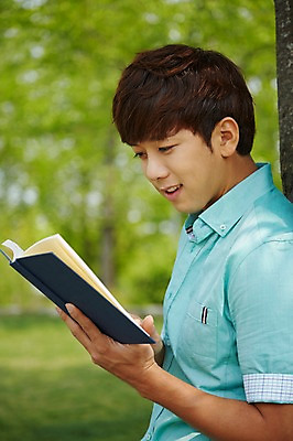 포토 JPG 주간 나무 식물 학생 응시 공원 남자 여유 남학생 대학생 휴식 한명 미소 웃음 들기 사람 상반신 20대 성인 야외 옆모습 아웃포커스 책 캐주얼 청춘 독서 캠퍼스라이프 한국인 성인남자한명만 국내포토 자연요소 1 라이프스타일 시선 옷 공공시설 감정 뷰포인트 컨셉 모션 촬영기법 표정 동양인 청년 남자한명만 성인남자만 파일형식