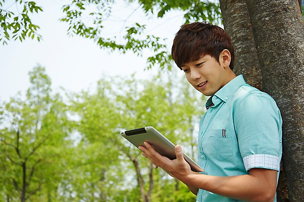 포토 JPG 주간 나무 식물 학생 응시 공원 남자 여유 남학생 대학생 휴식 한명 미소 웃음 들기 사람 상반신 20대 성인 야외 옆모습 아웃포커스 캐주얼 청춘 태블릿 캠퍼스라이프 한국인 웹서핑 성인남자한명만 국내포토 자연요소 1 라이프스타일 시선 옷 공공시설 감정 뷰포인트 컨셉 모션 촬영기법 표정 동양인 청년 전자제품 스마트기기 남자한명만 성인남자만 파일형식