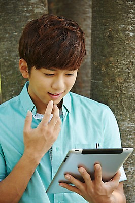 포토 JPG 주간 나무 식물 학생 응시 공원 남자 여유 남학생 대학생 휴식 한명 미소 웃음 들기 사람 상반신 20대 성인 야외 앞모습 캐주얼 청춘 태블릿 캠퍼스라이프 한국인 웹서핑 성인남자한명만 국내포토 자연요소 1 라이프스타일 시선 옷 공공시설 감정 뷰포인트 컨셉 모션 표정 동양인 청년 전자제품 스마트기기 남자한명만 성인남자만 파일형식