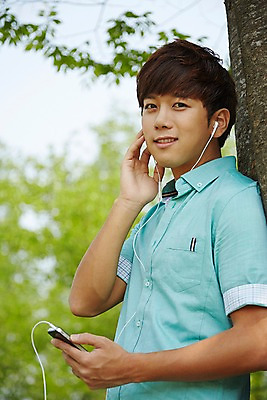 포토 JPG 주간 나무 식물 학생 공원 남자 여유 남학생 대학생 이어폰 휴식 한명 미소 웃음 들기 사람 상반신 20대 성인 야외 옆모습 아웃포커스 캐주얼 스마트폰 청춘 캠퍼스라이프 음악감상 한국인 성인남자한명만 국내포토 자연요소 1 라이프스타일 옷 공공시설 감정 뷰포인트 음향기기 컨셉 모션 촬영기법 표정 동양인 청년 핸드폰 스마트기기 감상 남자한명만 성인남자만 파일형식