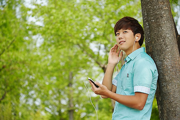 포토 JPG 주간 나무 식물 학생 응시 공원 남자 여유 남학생 대학생 이어폰 휴식 한명 미소 웃음 들기 사람 상반신 20대 성인 야외 옆모습 아웃포커스 캐주얼 스마트폰 청춘 캠퍼스라이프 음악감상 한국인 성인남자한명만 국내포토 자연요소 1 라이프스타일 시선 옷 공공시설 감정 뷰포인트 음향기기 컨셉 모션 촬영기법 표정 동양인 청년 핸드폰 스마트기기 감상 남자한명만 성인남자만 파일형식