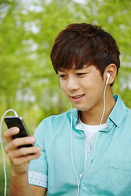포토 JPG 주간 학생 응시 공원 남자 여유 남학생 대학생 이어폰 휴식 한명 미소 웃음 들기 사람 상반신 20대 성인 야외 앞모습 아웃포커스 캐주얼 스마트폰 청춘 캠퍼스라이프 음악감상 듣기 한국인 성인남자한명만 국내포토 자연요소 1 라이프스타일 시선 옷 공공시설 감정 뷰포인트 음향기기 컨셉 모션 촬영기법 표정 동양인 청년 핸드폰 스마트기기 감상 남자한명만 성인남자만 파일형식