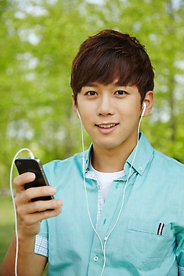 포토 JPG 주간 학생 공원 남자 여유 남학생 대학생 이어폰 휴식 한명 미소 웃음 들기 사람 상반신 20대 성인 야외 앞모습 아웃포커스 캐주얼 스마트폰 청춘 캠퍼스라이프 음악감상 듣기 한국인 성인남자한명만 국내포토 자연요소 1 라이프스타일 옷 공공시설 감정 뷰포인트 음향기기 컨셉 모션 촬영기법 표정 동양인 청년 핸드폰 스마트기기 감상 남자한명만 성인남자만 파일형식