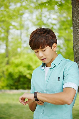 포토 JPG 주간 나무 식물 학생 응시 공원 남자 여유 남학생 대학생 시계 휴식 한명 사람 상반신 20대 성인 야외 앞모습 아웃포커스 캐주얼 청춘 캠퍼스라이프 한국인 시간 손목시계 성인남자한명만 국내포토 자연요소 1 라이프스타일 시선 옷 공공시설 감정 뷰포인트 컨셉 장신구 촬영기법 동양인 청년 남자한명만 성인남자만 파일형식