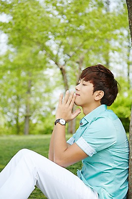 포토 JPG 주간 나무 식물 학생 공원 남자 여유 남학생 대학생 휴식 한명 사람 앉기 20대 성인 야외 옆모습 아웃포커스 캐주얼 청춘 눈감음 캠퍼스라이프 한국인 성인남자한명만 국내포토 자연요소 1 라이프스타일 옷 공공시설 감정 뷰포인트 컨셉 모션 촬영기법 동양인 청년 남자한명만 성인남자만 파일형식