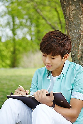 포토 JPG 주간 나무 식물 학생 응시 공원 남자 여유 남학생 대학생 휴식 한명 사람 앉기 20대 성인 야외 앞모습 아웃포커스 캐주얼 청춘 펜 다이어리 캠퍼스라이프 한국인 기록 성인남자한명만 국내포토 자연요소 1 라이프스타일 시선 옷 공공시설 감정 뷰포인트 컨셉 모션 촬영기법 동양인 청년 필기구 사무용품 남자한명만 성인남자만 파일형식