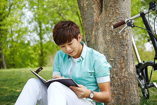 포토 JPG 주간 나무 식물 학생 응시 공원 남자 여유 남학생 대학생 휴식 한명 미소 웃음 사람 앉기 잔디 20대 성인 야외 앞모습 아웃포커스 캐주얼 청춘 다이어리 캠퍼스라이프 자전거 한국인 기록 성인남자한명만 국내포토 자연요소 1 라이프스타일 시선 옷 공공시설 감정 뷰포인트 컨셉 모션 촬영기법 표정 동양인 청년 사무용품 바이크 남자한명만 성인남자만 파일형식
