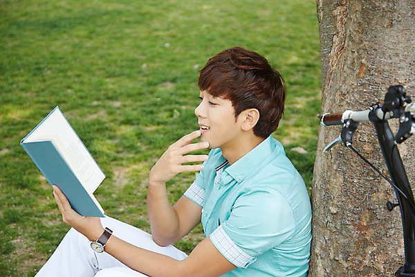 포토 JPG 주간 나무 식물 학생 응시 공원 남자 여유 남학생 대학생 휴식 한명 미소 웃음 들기 사람 앉기 잔디 20대 성인 야외 옆모습 아웃포커스 책 캐주얼 청춘 독서 캠퍼스라이프 자전거 한국인 성인남자한명만 국내포토 자연요소 1 라이프스타일 시선 옷 공공시설 감정 뷰포인트 컨셉 모션 촬영기법 표정 동양인 청년 바이크 남자한명만 성인남자만 파일형식