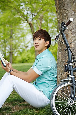 포토 JPG 주간 나무 식물 학생 공원 남자 여유 남학생 대학생 휴식 한명 미소 웃음 들기 사람 앉기 잔디 20대 성인 야외 옆모습 아웃포커스 책 캐주얼 청춘 독서 캠퍼스라이프 자전거 한국인 성인남자한명만 국내포토 자연요소 1 라이프스타일 옷 공공시설 감정 뷰포인트 컨셉 모션 촬영기법 표정 동양인 청년 바이크 남자한명만 성인남자만 파일형식