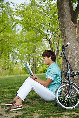 포토 JPG 주간 전신 나무 식물 학생 응시 공원 남자 여유 남학생 대학생 휴식 한명 미소 웃음 들기 사람 앉기 잔디 20대 성인 야외 옆모습 아웃포커스 책 캐주얼 청춘 독서 캠퍼스라이프 자전거 한국인 성인남자한명만 국내포토 자연요소 1 라이프스타일 시선 옷 공공시설 감정 뷰포인트 컨셉 모션 촬영기법 표정 동양인 청년 바이크 남자한명만 성인남자만 파일형식