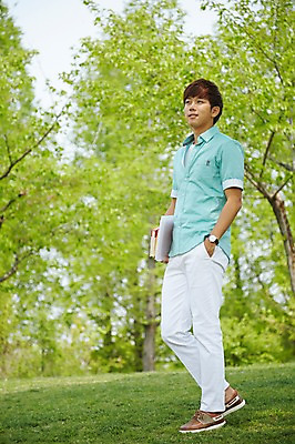 포토 JPG 주간 전신 나무 식물 학생 응시 공원 남자 여유 남학생 대학생 휴식 한명 서기 미소 웃음 들기 사람 잔디 20대 성인 야외 옆모습 책 캐주얼 청춘 캠퍼스라이프 산책 한국인 성인남자한명만 국내포토 자연요소 1 라이프스타일 시선 옷 공공시설 감정 뷰포인트 컨셉 모션 표정 동양인 청년 남자한명만 성인남자만 파일형식