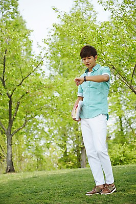 포토 JPG 주간 전신 나무 식물 학생 응시 공원 남자 여유 남학생 대학생 시계 휴식 한명 서기 들기 사람 잔디 20대 성인 야외 책 캐주얼 청춘 캠퍼스라이프 산책 한국인 시간 성인남자한명만 국내포토 자연요소 1 라이프스타일 시선 옷 공공시설 감정 컨셉 모션 동양인 청년 남자한명만 성인남자만 파일형식