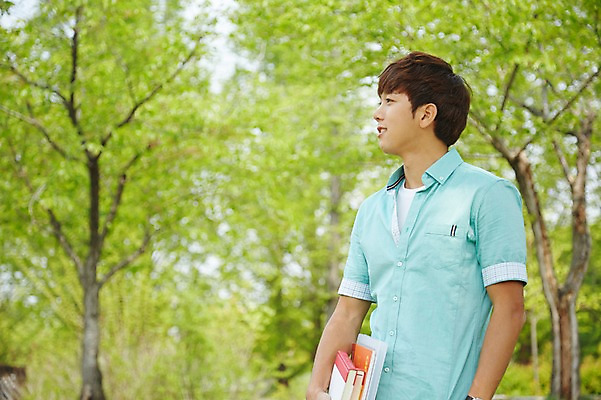 포토 JPG 주간 나무 식물 학생 응시 공원 남자 여유 남학생 대학생 휴식 한명 미소 웃음 들기 사람 상반신 20대 성인 야외 옆모습 아웃포커스 책 캐주얼 청춘 캠퍼스라이프 산책 한국인 성인남자한명만 국내포토 자연요소 1 라이프스타일 시선 옷 공공시설 감정 뷰포인트 컨셉 모션 촬영기법 표정 동양인 청년 남자한명만 성인남자만 파일형식