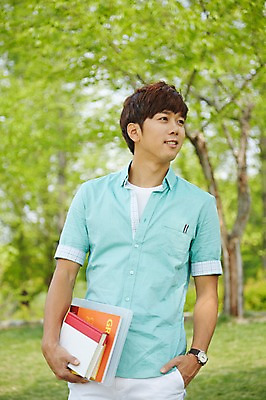 포토 JPG 주간 나무 식물 학생 응시 공원 남자 여유 남학생 대학생 휴식 한명 미소 웃음 들기 사람 상반신 20대 성인 야외 앞모습 아웃포커스 책 캐주얼 청춘 캠퍼스라이프 산책 한국인 성인남자한명만 국내포토 자연요소 1 라이프스타일 시선 옷 공공시설 감정 뷰포인트 컨셉 모션 촬영기법 표정 동양인 청년 남자한명만 성인남자만 파일형식