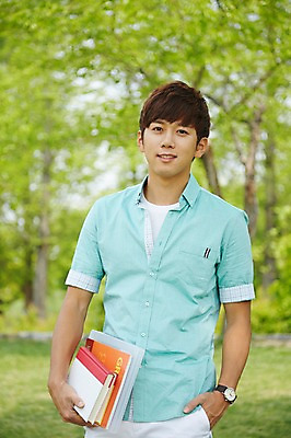 포토 JPG 주간 나무 식물 학생 공원 남자 여유 남학생 대학생 휴식 한명 미소 웃음 들기 사람 상반신 20대 성인 야외 앞모습 아웃포커스 책 캐주얼 청춘 캠퍼스라이프 산책 한국인 성인남자한명만 국내포토 자연요소 1 라이프스타일 옷 공공시설 감정 뷰포인트 컨셉 모션 촬영기법 표정 동양인 청년 남자한명만 성인남자만 파일형식