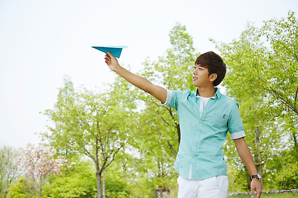 포토 JPG 주간 나무 식물 학생 공원 남자 여유 남학생 대학생 휴식 한명 서기 들기 사람 20대 성인 야외 캐주얼 청춘 캠퍼스라이프 한국인 종이비행기 성인남자한명만 국내포토 자연요소 1 라이프스타일 옷 공공시설 감정 컨셉 모션 동양인 청년 종이접기 남자한명만 성인남자만 파일형식