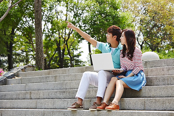 포토 JPG 주간 전신 나무 식물 학생 응시 여학생 여자 남자 여유 남학생 대학생 미소 웃음 사람 앉기 동양인 손짓 20대 성인 야외 두명 옆모습 캐주얼 노트북 청춘 스쿨라이프 계단 캠퍼스라이프 한국인 가리킴 웹서핑 대학교 청년만 성인만 국내포토 자연요소 라이프스타일 시선 옷 감정 뷰포인트 컨셉 학교 모션 표정 인종 청년 전자제품 파일형식