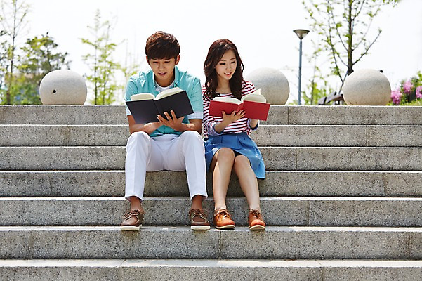 포토 JPG 주간 전신 학생 응시 여학생 여자 남자 여유 남학생 대학생 미소 웃음 들기 사람 앉기 동양인 20대 성인 야외 두명 앞모습 책 청춘 독서 스쿨라이프 계단 캠퍼스라이프 한국인 대학교 청년만 성인만 국내포토 자연요소 라이프스타일 시선 감정 뷰포인트 컨셉 학교 모션 표정 인종 청년 파일형식