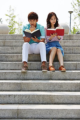 포토 JPG 주간 전신 학생 응시 여학생 여자 남자 여유 남학생 대학생 들기 사람 앉기 동양인 20대 성인 야외 두명 앞모습 책 청춘 독서 스쿨라이프 계단 캠퍼스라이프 한국인 대학교 청년만 성인만 국내포토 자연요소 라이프스타일 시선 감정 뷰포인트 컨셉 학교 모션 인종 청년 파일형식