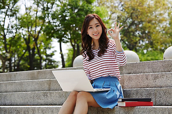포토 JPG 주간 나무 식물 학생 여학생 여자 여유 대학생 한명 미소 웃음 사람 앉기 동양인 손짓 20대 성인 야외 앞모습 아웃포커스 책 캐주얼 노트북 청춘 스쿨라이프 계단 캠퍼스라이프 한국인 웹서핑 최고 OK 만족 대학교 여대생 여자만 여자한명만 성인여자만 청년만 청년여자만 성인한명만 청년여자한명만 성인여자한명만 성인만 국내포토 자연요소 1 라이프스타일 옷 감정 뷰포인트 컨셉 학교 모션 촬영기법 표정 인종 청년 전자제품 파일형식