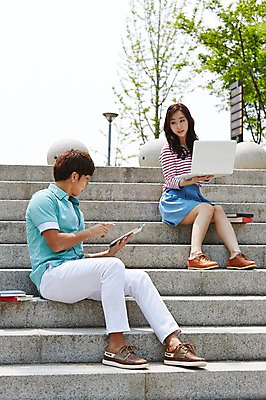 포토 JPG 주간 전신 나무 식물 학생 여학생 여자 남자 여유 남학생 대학생 대화 들기 사람 앉기 동양인 20대 성인 야외 두명 책 캐주얼 노트북 청춘 태블릿 스쿨라이프 계단 캠퍼스라이프 한국인 웹서핑 대학교 청년만 성인만 국내포토 자연요소 라이프스타일 옷 감정 컨셉 학교 모션 말하기 인종 청년 전자제품 스마트기기 파일형식