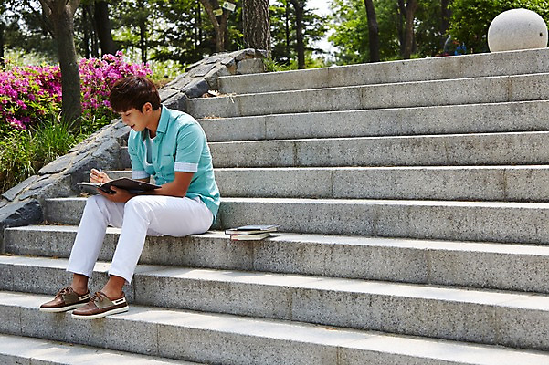 포토 JPG 주간 전신 나무 식물 학생 응시 남자 여유 남학생 대학생 한명 들기 사람 앉기 20대 성인 야외 옆모습 책 캐주얼 청춘 펜 스쿨라이프 계단 다이어리 캠퍼스라이프 한국인 기록 대학교 성인남자한명만 국내포토 자연요소 1 라이프스타일 시선 옷 감정 뷰포인트 컨셉 학교 모션 동양인 청년 필기구 사무용품 남자한명만 성인남자만 파일형식