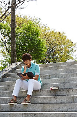 포토 JPG 주간 전신 나무 식물 학생 응시 남자 여유 남학생 대학생 한명 들기 사람 앉기 20대 성인 야외 앞모습 책 캐주얼 청춘 펜 스쿨라이프 계단 다이어리 캠퍼스라이프 한국인 대학교 성인남자한명만 국내포토 자연요소 1 라이프스타일 시선 옷 감정 뷰포인트 컨셉 학교 모션 동양인 청년 필기구 사무용품 남자한명만 성인남자만 파일형식