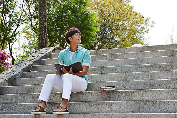 포토 JPG 주간 전신 나무 식물 학생 응시 남자 여유 남학생 대학생 한명 미소 웃음 들기 사람 앉기 20대 성인 야외 앞모습 책 캐주얼 청춘 스쿨라이프 계단 다이어리 캠퍼스라이프 한국인 기록 대학교 성인남자한명만 국내포토 자연요소 1 라이프스타일 시선 옷 감정 뷰포인트 컨셉 학교 모션 표정 동양인 청년 사무용품 남자한명만 성인남자만 파일형식