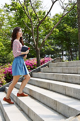 포토 JPG 주간 전신 나무 식물 학생 여학생 여자 여유 대학생 한명 미소 웃음 들기 사람 동양인 20대 성인 야외 옆모습 책 캐주얼 청춘 스쿨라이프 걷기 계단 캠퍼스라이프 한국인 대학교 여대생 여자만 여자한명만 성인여자만 청년만 청년여자만 성인한명만 청년여자한명만 성인여자한명만 성인만 국내포토 자연요소 1 라이프스타일 옷 감정 뷰포인트 컨셉 학교 모션 표정 인종 청년 파일형식