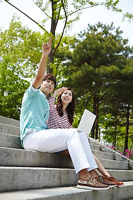 포토 JPG 주간 전신 나무 식물 학생 응시 여학생 여자 남자 여유 남학생 대학생 미소 웃음 사람 앉기 동양인 손짓 20대 성인 야외 두명 옆모습 캐주얼 노트북 청춘 스쿨라이프 계단 캠퍼스라이프 한국인 가리킴 웹서핑 대학교 청년만 성인만 국내포토 자연요소 라이프스타일 시선 옷 감정 뷰포인트 컨셉 학교 모션 표정 인종 청년 전자제품 파일형식