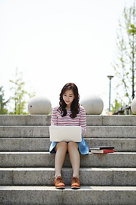 포토 JPG 주간 전신 나무 식물 학생 응시 여학생 여자 여유 대학생 한명 미소 웃음 사람 앉기 동양인 20대 성인 야외 앞모습 아웃포커스 책 캐주얼 노트북 청춘 스쿨라이프 계단 캠퍼스라이프 한국인 웹서핑 대학교 여대생 여자만 여자한명만 성인여자만 청년만 청년여자만 성인한명만 청년여자한명만 성인여자한명만 성인만 국내포토 자연요소 1 라이프스타일 시선 옷 감정 뷰포인트 컨셉 학교 모션 촬영기법 표정 인종 청년 전자제품 파일형식