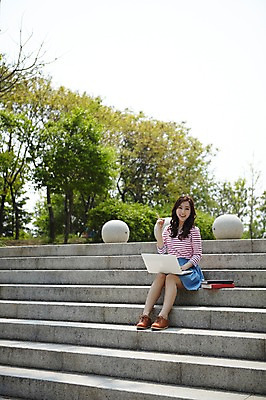포토 JPG 주간 전신 나무 식물 학생 여학생 여자 여유 대학생 한명 미소 웃음 사람 앉기 동양인 손짓 20대 성인 야외 앞모습 책 캐주얼 노트북 청춘 스쿨라이프 계단 캠퍼스라이프 한국인 웹서핑 대학교 여대생 여자만 여자한명만 성인여자만 청년만 청년여자만 성인한명만 청년여자한명만 성인여자한명만 성인만 국내포토 자연요소 1 라이프스타일 옷 감정 뷰포인트 컨셉 학교 모션 표정 인종 청년 전자제품 파일형식