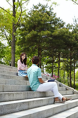 포토 JPG 주간 전신 나무 식물 학생 여학생 여자 남자 여유 남학생 대학생 대화 미소 웃음 사람 앉기 동양인 20대 성인 야외 두명 옆모습 책 캐주얼 노트북 청춘 스쿨라이프 마주보기 계단 캠퍼스라이프 한국인 대학교 청년만 성인만 국내포토 자연요소 라이프스타일 옷 감정 뷰포인트 컨셉 학교 모션 표정 말하기 인종 청년 전자제품 파일형식
