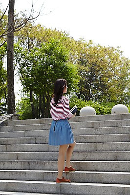포토 JPG 주간 전신 나무 식물 학생 여학생 여자 여유 대학생 한명 들기 사람 동양인 20대 성인 야외 뒷모습 책 캐주얼 청춘 스쿨라이프 걷기 계단 캠퍼스라이프 한국인 대학교 여대생 여자만 여자한명만 성인여자만 청년만 청년여자만 성인한명만 청년여자한명만 성인여자한명만 성인만 국내포토 자연요소 1 라이프스타일 옷 감정 뷰포인트 컨셉 학교 모션 인종 청년 파일형식