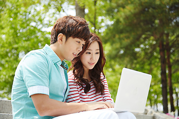 포토 JPG 주간 학생 응시 여학생 여자 남자 여유 남학생 대학생 미소 웃음 사람 앉기 동양인 상반신 20대 성인 야외 두명 옆모습 아웃포커스 캐주얼 노트북 청춘 스쿨라이프 캠퍼스라이프 한국인 웹서핑 대학교 청년만 성인만 국내포토 자연요소 라이프스타일 시선 옷 감정 뷰포인트 컨셉 학교 모션 촬영기법 표정 인종 청년 전자제품 파일형식