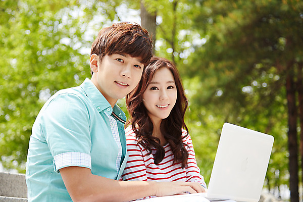 포토 JPG 주간 학생 여학생 여자 남자 여유 남학생 대학생 미소 웃음 사람 앉기 동양인 상반신 20대 성인 야외 두명 아웃포커스 캐주얼 노트북 청춘 스쿨라이프 캠퍼스라이프 한국인 웹서핑 대학교 청년만 성인만 국내포토 자연요소 라이프스타일 옷 감정 컨셉 학교 모션 촬영기법 표정 인종 청년 전자제품 파일형식