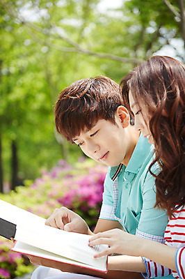 포토 JPG 주간 학생 응시 여학생 여자 남자 여유 남학생 대학생 미소 웃음 사람 앉기 동양인 상반신 20대 성인 야외 두명 옆모습 아웃포커스 책 캐주얼 청춘 독서 스쿨라이프 캠퍼스라이프 한국인 대학교 청년만 성인만 국내포토 자연요소 라이프스타일 시선 옷 감정 뷰포인트 컨셉 학교 모션 촬영기법 표정 인종 청년 파일형식