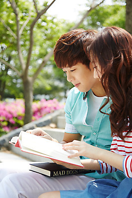 포토 JPG 주간 학생 응시 여학생 여자 남자 여유 남학생 대학생 미소 웃음 사람 앉기 동양인 20대 성인 야외 두명 옆모습 아웃포커스 책 캐주얼 청춘 독서 스쿨라이프 캠퍼스라이프 한국인 대학교 청년만 성인만 국내포토 자연요소 라이프스타일 시선 옷 감정 뷰포인트 컨셉 학교 모션 촬영기법 표정 인종 청년 파일형식