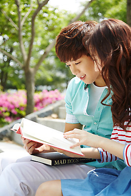 포토 JPG 주간 학생 응시 여학생 여자 남자 여유 남학생 대학생 미소 웃음 사람 앉기 동양인 20대 성인 야외 두명 옆모습 아웃포커스 책 캐주얼 청춘 독서 스쿨라이프 캠퍼스라이프 한국인 대학교 청년만 성인만 국내포토 자연요소 라이프스타일 시선 옷 감정 뷰포인트 컨셉 학교 모션 촬영기법 표정 인종 청년 파일형식