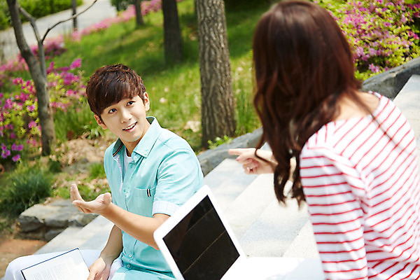 포토 JPG 주간 학생 여학생 여자 남자 여유 남학생 대학생 대화 미소 웃음 사람 앉기 동양인 20대 성인 야외 두명 옆모습 아웃포커스 책 캐주얼 노트북 청춘 스쿨라이프 계단 캠퍼스라이프 한국인 대학교 청년만 성인만 국내포토 자연요소 라이프스타일 옷 감정 뷰포인트 컨셉 학교 모션 촬영기법 표정 말하기 인종 청년 전자제품 파일형식