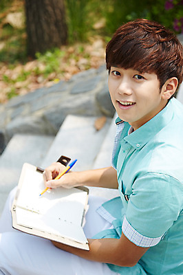 포토 JPG 주간 학생 남자 여유 남학생 대학생 한명 미소 웃음 들기 사람 앉기 20대 성인 야외 옆모습 아웃포커스 캐주얼 청춘 펜 스쿨라이프 계단 다이어리 캠퍼스라이프 한국인 기록 대학교 성인남자한명만 국내포토 자연요소 1 라이프스타일 옷 감정 뷰포인트 컨셉 학교 모션 촬영기법 표정 동양인 청년 필기구 사무용품 남자한명만 성인남자만 파일형식