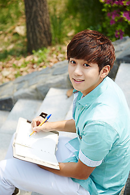 포토 JPG 주간 학생 남자 여유 남학생 대학생 한명 미소 웃음 들기 사람 앉기 20대 성인 야외 옆모습 아웃포커스 캐주얼 청춘 펜 스쿨라이프 계단 다이어리 캠퍼스라이프 한국인 기록 대학교 성인남자한명만 국내포토 자연요소 1 라이프스타일 옷 감정 뷰포인트 컨셉 학교 모션 촬영기법 표정 동양인 청년 필기구 사무용품 남자한명만 성인남자만 파일형식